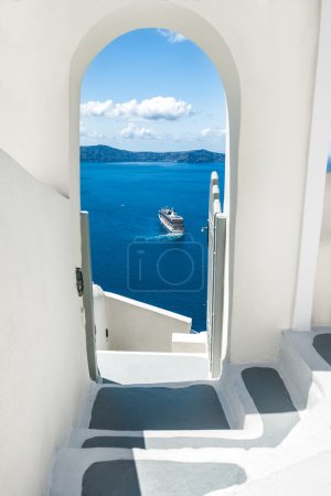 Foto de Arquitectura blanca en la isla Santorini, Grecia. Hermoso paisaje con vista al mar - Imagen libre de derechos