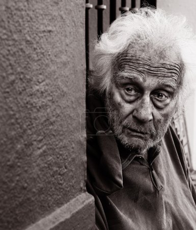 Hombre sin hogar con miedo
