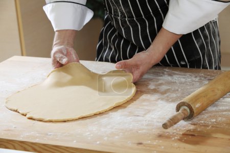 Chef mano y las galletas de masa
