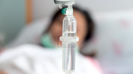 paciente en el hospital con solución salina intravenosa (iv
)
