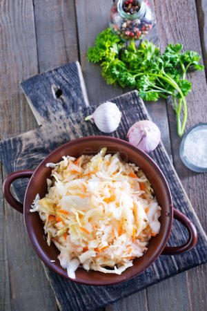 Téléchargez les photos : Salade de choucroute dans le bol et sur une table - en image libre de droit