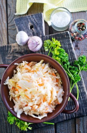 Téléchargez les photos : Salade de choucroute dans le bol et sur une table - en image libre de droit