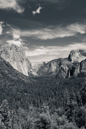 Téléchargez les photos : Vallée de Yosemite avec montagnes et cascades en noir et blanc - en image libre de droit