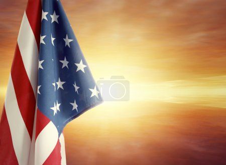 Bandera y cielo
