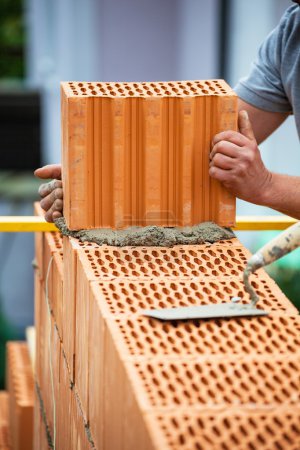 trabajador de la construcción en un sitio de construcción