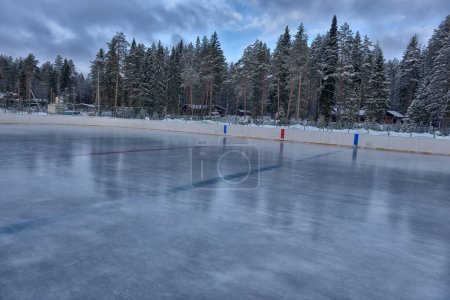 pista de patinaje bajo el cielo abierto inundado de hielo en invierno vacío