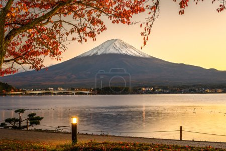 Foto de Mt. Fuji con follaje otoñal en el lago Kawaguchi en Japón
. - Imagen libre de derechos