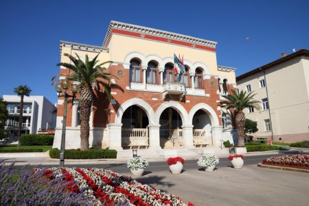 Téléchargez les photos : Vieille ville de Porec en Istrie, Croatie. Bâtiment municipal. - en image libre de droit