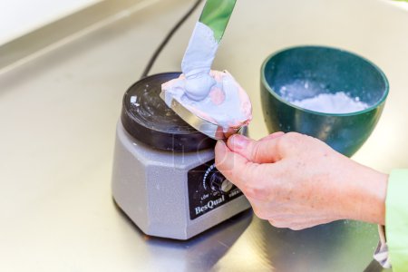 Téléchargez les photos : Technicien dentaire travaillant sur l'impression en laboratoire dentaire - en image libre de droit