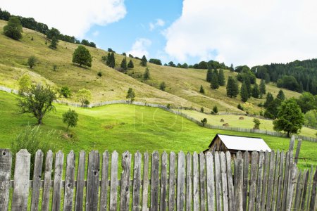 Foto de Hermoso paisaje de campo con cielo brillante y prado - Imagen libre de derechos