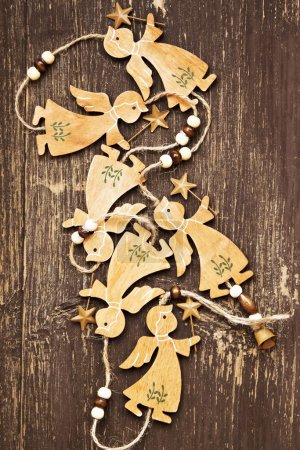 Foto de Decoración vintage de Navidad de los ángeles de madera sobre fondo de madera viejo - Imagen libre de derechos