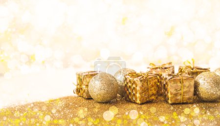 Foto de Tarjeta de decoración de Navidad Golden Sparkle con estrellas, bolas y brillo - Imagen libre de derechos