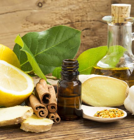 Foto de Medicina alternativa con limón, polen, canela, jengibre y ajo - Imagen libre de derechos