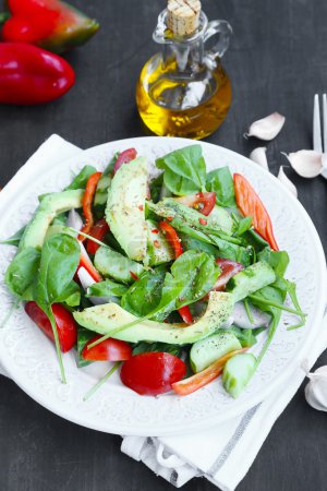 Foto de Ensalada de Aguacate Saludable, Espinacas, Cebolla, Tomates y Pimienta Verde - Imagen libre de derechos