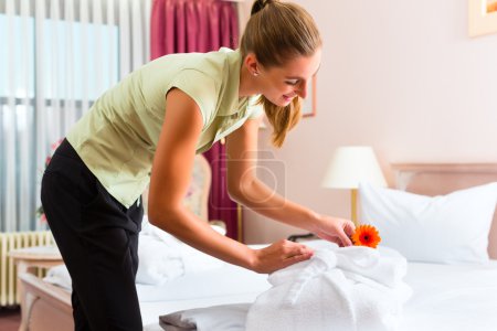 Mucama haciendo servicio de habitaciones en el hotel
