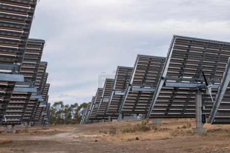 Foto de Vista de un campo de paneles solares fotovoltaicos que recogen energía en el campo
. - Imagen libre de derechos