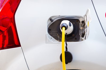 Coche eléctrico en la estación de carga
.