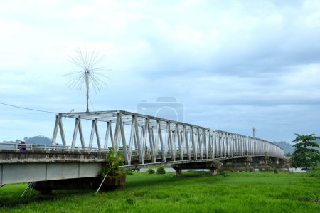 Téléchargez les photos : Ponts en acier sur le village - en image libre de droit