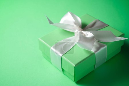 Caja de lujo atada con una cinta blanca.