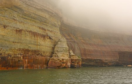Coloridos acantilados en la niebla
Coloridos acantilados en la niebla