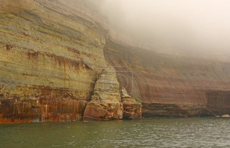 Foto de Coloridos acantilados en la niebla en las rocas fotografiadas National Lakeshore en Michigan - Imagen libre de derechos