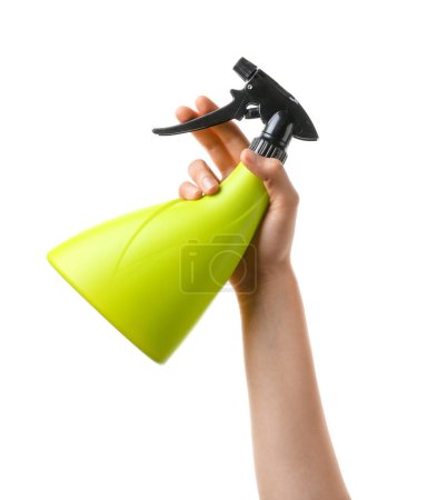 Mano con rociador de agua sobre fondo blanco