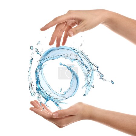 Manos femeninas con salpicaduras de agua sobre fondo blanco