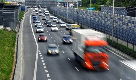 Sechsspurige kontrollierte Autobahn in Polen