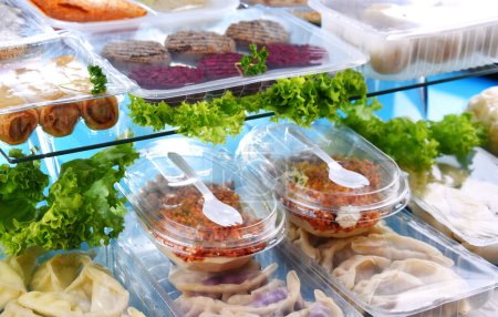 Una variedad de productos alimenticios preenvasados en cajas de plástico.