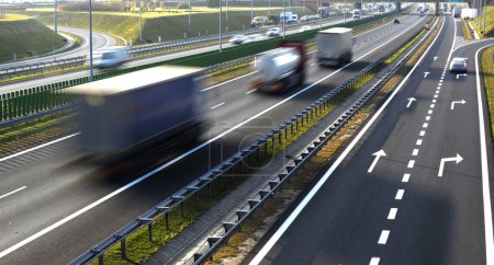 Vierspurige kontrollierte Autobahn in Polen