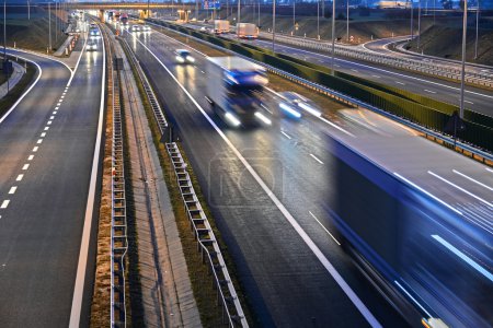 Téléchargez les photos : Autoroute à quatre voies à accès contrôlé en Pologne - en image libre de droit