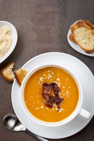 Sopa de calabaza con parmesano Pancetta y pan de ajo Vista superior
Sopa de calabaza con parmesano Pancetta y pan de ajo Vista superior