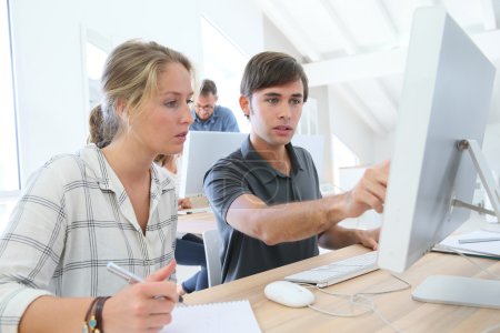 Foto de Estudiantes trabajando juntos en el escritorio - Imagen libre de derechos