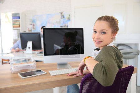 Foto de Estudiante chica trabajando en computadora de escritorio - Imagen libre de derechos