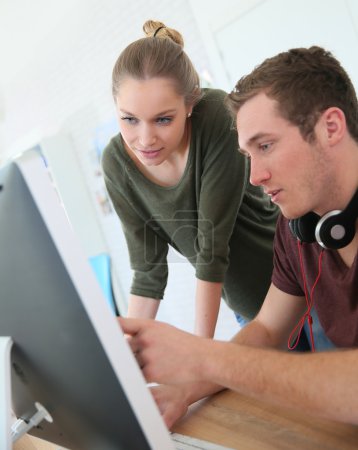 Foto de Jóvenes en el curso de formación en diseño digital - Imagen libre de derechos