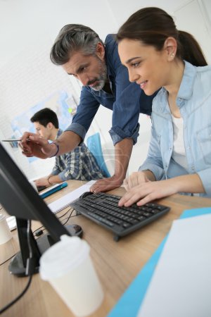 Téléchargez les photos : Enseignant avec les jeunes en classe d'informatique - en image libre de droit