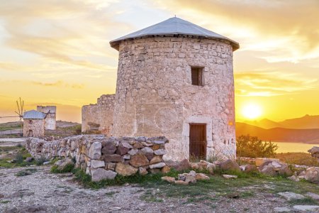 Antiguos molinos de viento de la península de Bodrum en el atardecer, costa egea de Turquía
