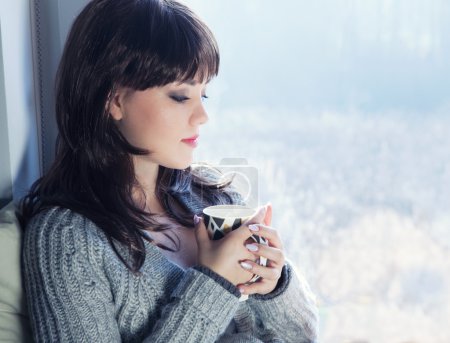 Morena mujer bebiendo café
