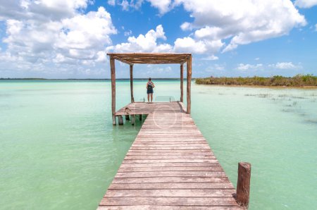 idyllische Seebrücke und Palapa-Hütte in der Bacalar-Lagune in Mexiko