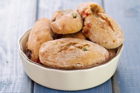 galletas con frutas secas en el plato
