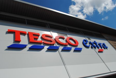 Foto de Dudley - 26 de abril: Vista de un logotipo de Tesco en el exterior de una tienda Extra el 26 de abril de 2015 en Dudley, Reino Unido. Tesco ha anunciado el cierre de 43 tiendas en el Reino Unido después de reportar pérdidas financieras masivas
. - Imagen libre de derechos