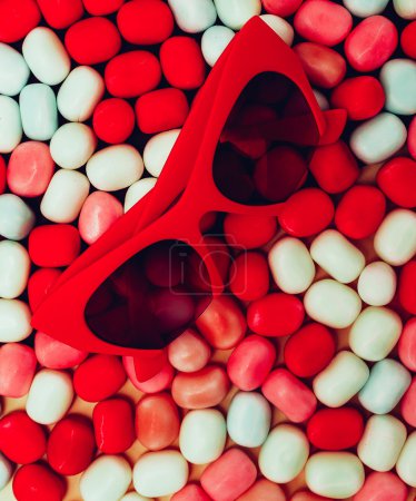 Dulces gafas de sol rojas. Ser dama glamorosa
