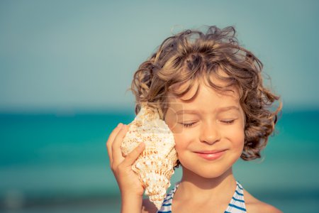 Niño relajándose en la playa

