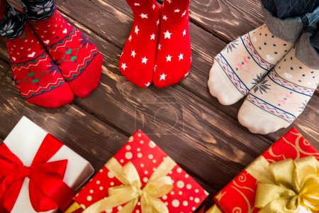 Familia con regalos de Navidad