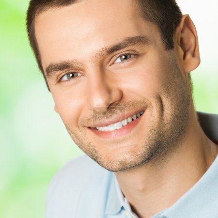 Guapo joven sonriente hombre, al aire libre
