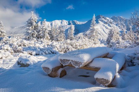 verschneite Bank auf einem Wanderweg in der Tatra, Polen