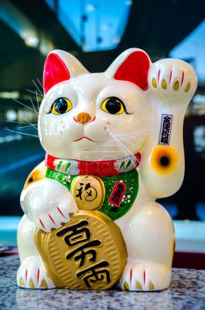 Foto de Lucky Cat, Maneki Neko o Zhaocai Mao, antiguo icono cultural de Japón y popular en muchas culturas asiáticas
. - Imagen libre de derechos