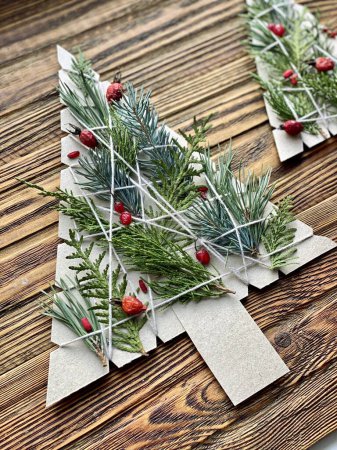 artesanía infantil, árbol de Navidad hecho de materiales ecológicos. 