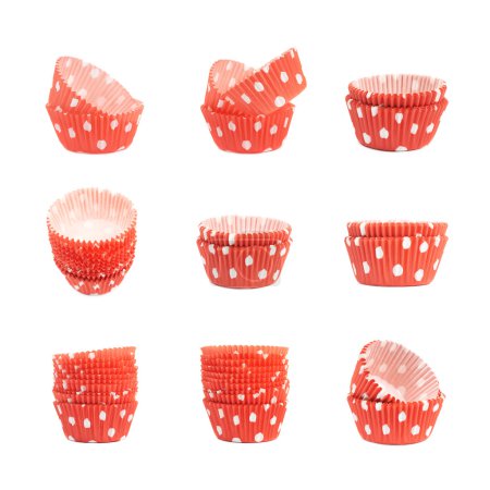 Téléchargez les photos : Tasses à cupcake à pois rouges isolées sur le fond blanc, ensemble de neuf raccourcis différents - en image libre de droit