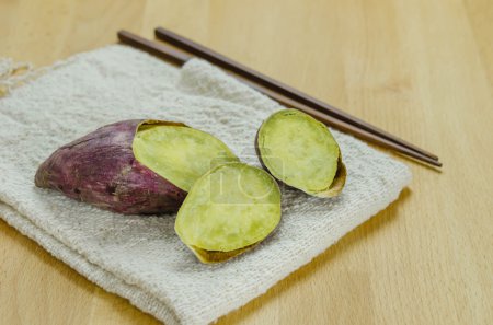 Foto de Batatas ecológicas asadas en la mesa de madera - Imagen libre de derechos